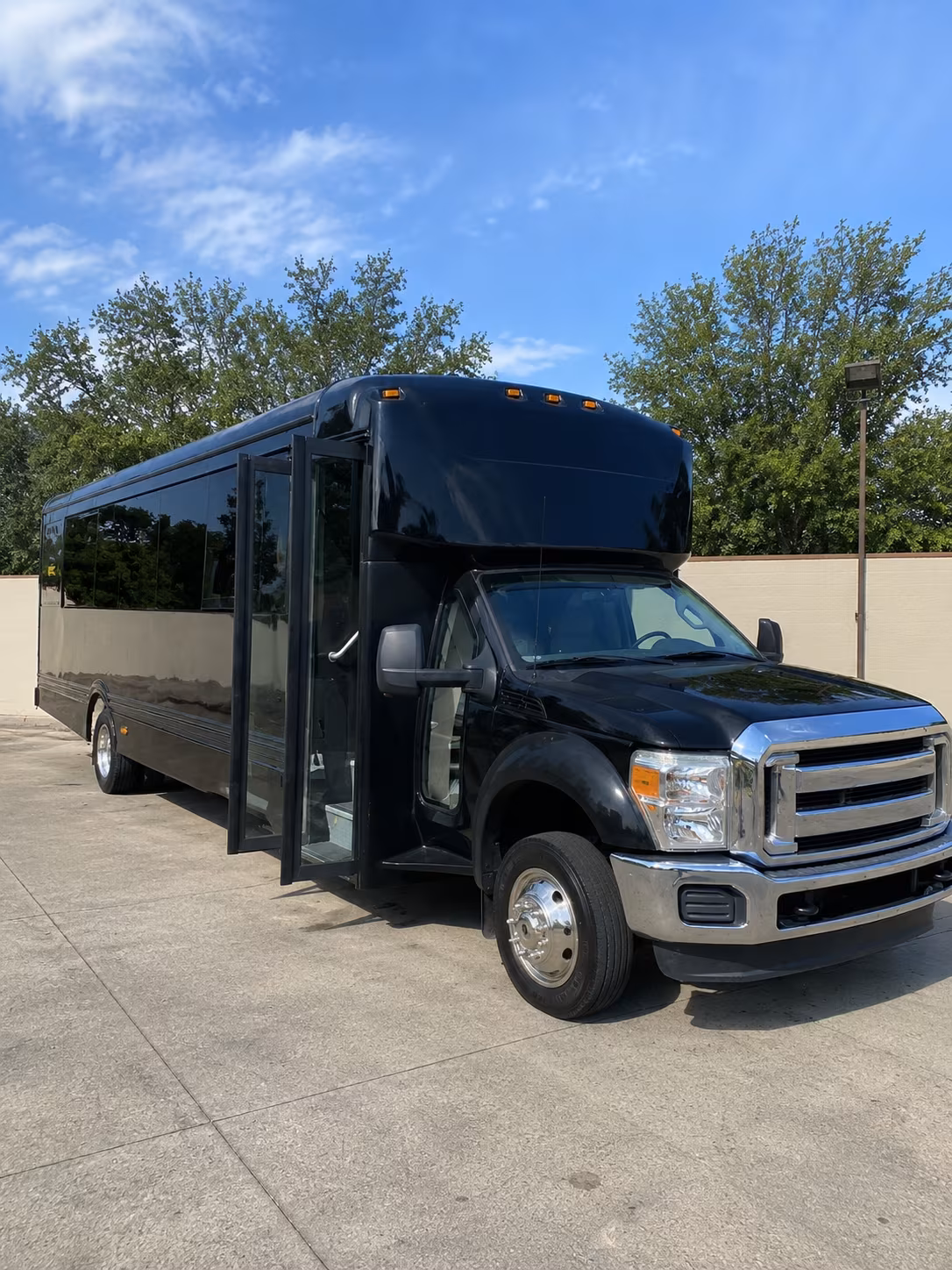 Cape Coral Birthday, Sweet 16, & Quinceañera Transportation party bus exterior